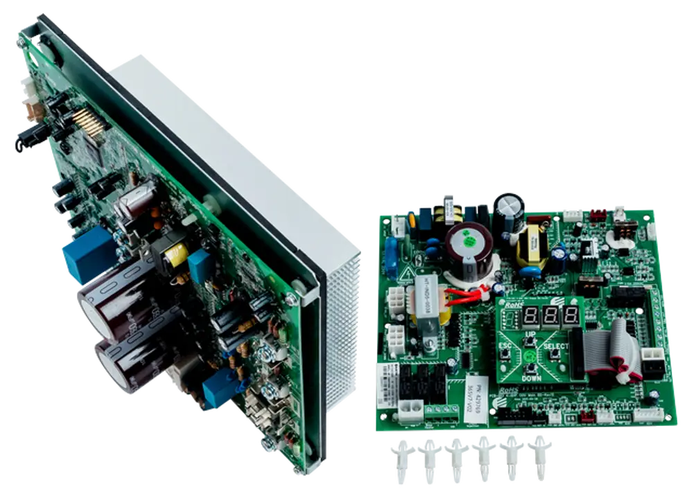 Frequenzumrichter der Marke Wolf, bestehend aus zwei Leiterplatten. Eine mit Kühlkörper und diverse elektronische Komponenten, die andere mit Steuerungselementen und Display.
